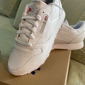 *NEW* REEBOK Classic - Women size 8